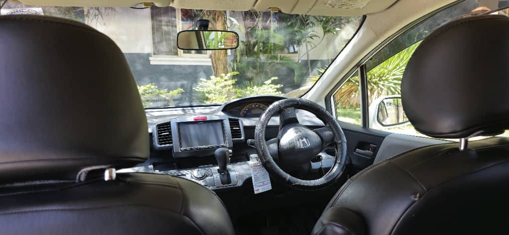 A picture of Honda Freed 2011 model on sale at 21m Ugx slightly