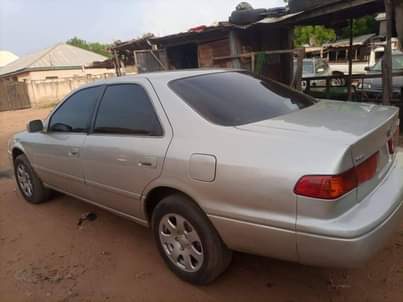 A picture of Toyota Camry drop light in good condition engine and gear