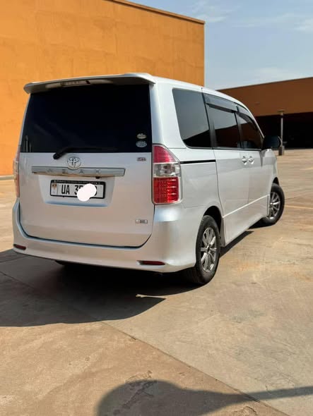 A picture of TOYOTA NOAH Si VALVEMATIC 2010