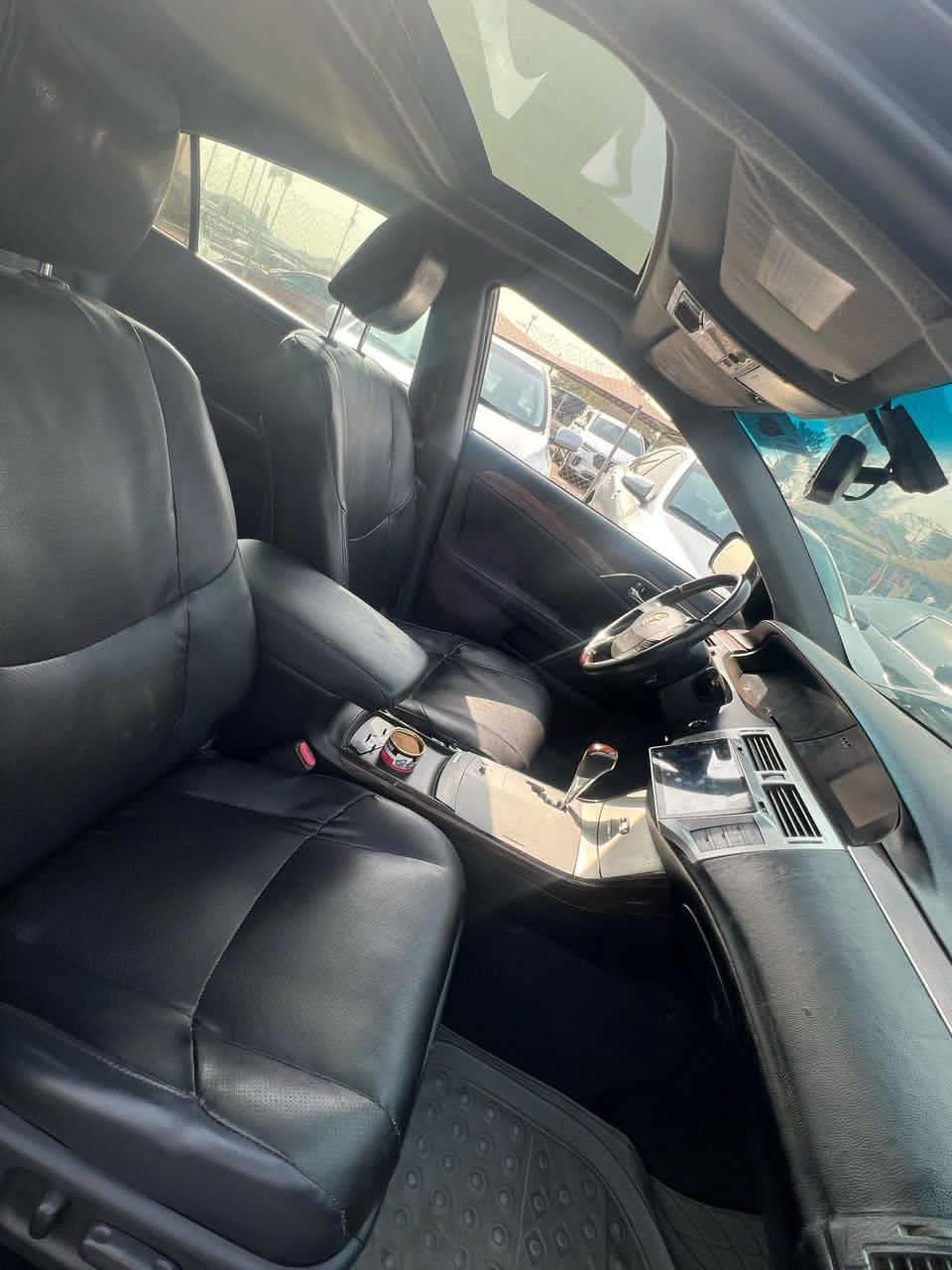 A picture of 2010 Toyota avalon