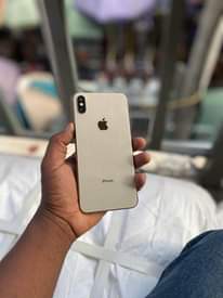 A picture of Iohone Xs Max gb 256