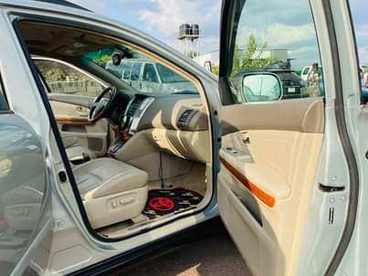 A picture of Lexus RX 330