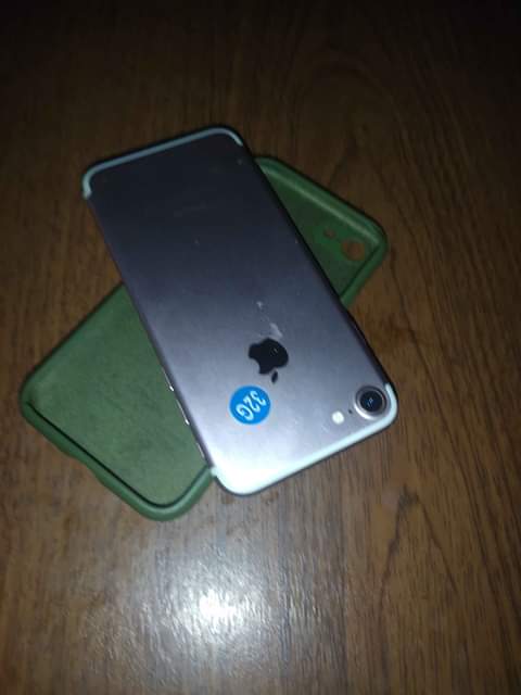 A picture of Iphone 7 plain gb 32