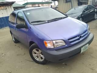 A picture of 1999 model Toyota sienna clean Nigerian use Price 3 5m