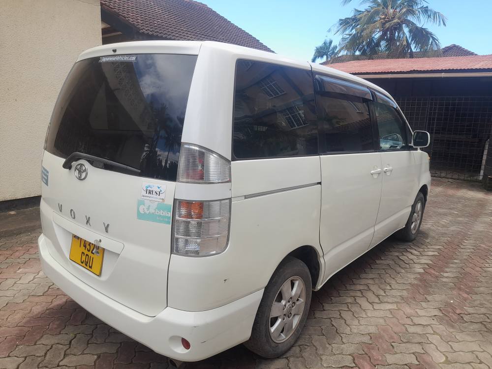 A picture of TOYOTA NOAH