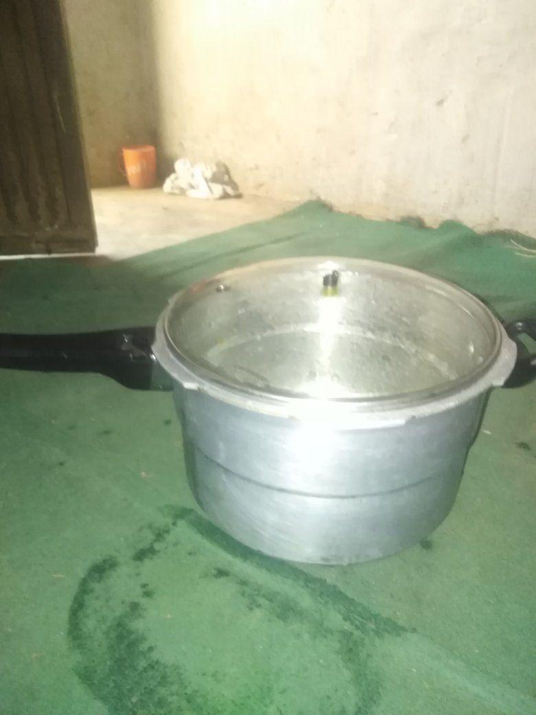 A picture of 2 pot is available for sale