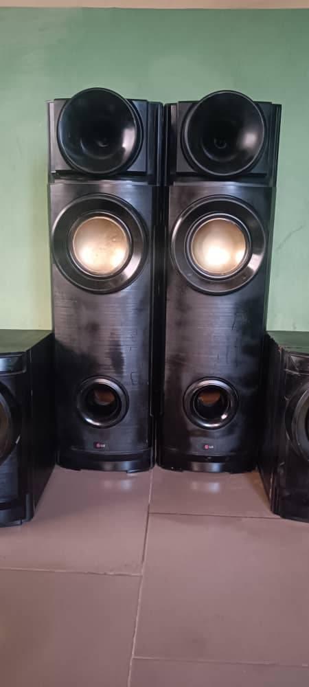 A picture of LG arx speakers only