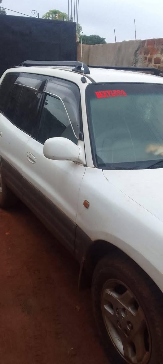 A picture of 1999 RAV 4 2WD old model