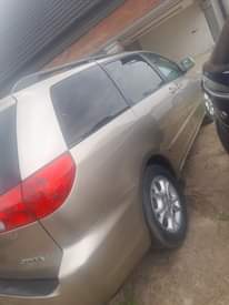 A picture of Toyota sienna 08038587752