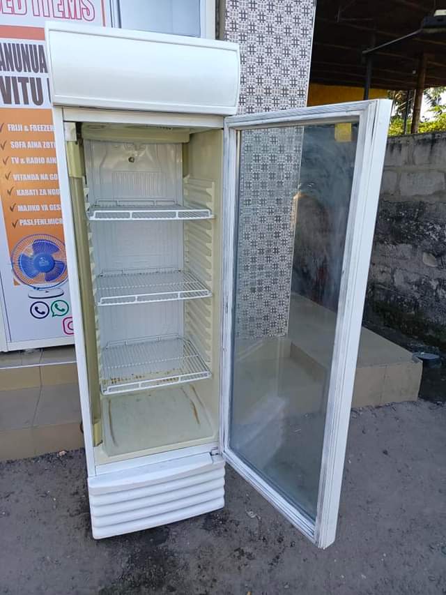 A picture of West point display fridge lit 400 bei 460000 