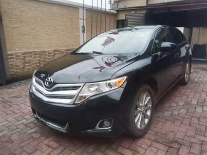 A picture of 2 years use 2011 Toyota venza Thumbstart double pano Full