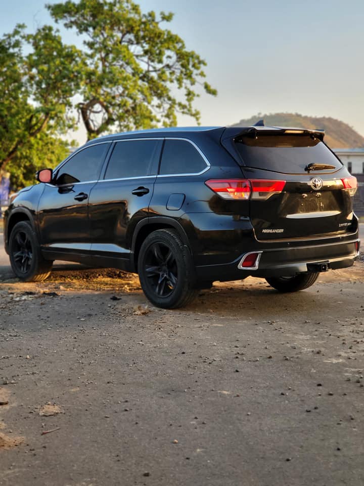 A picture of TOYOTA HIGHLANDER 2015