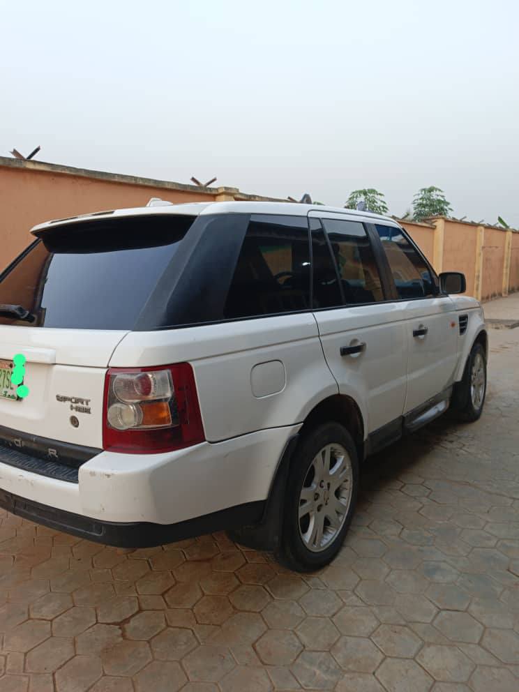 A picture of Neatly used Range Rover sport 2008 model HSE V8 Engine