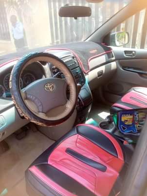 A picture of Toyota sienna 05