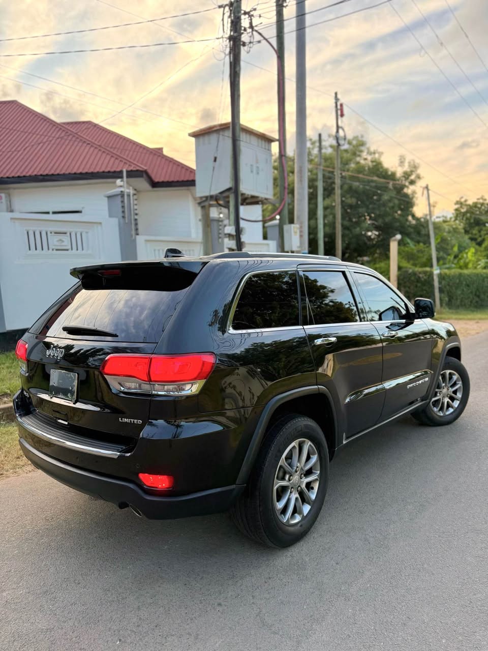 A picture of JEEP GRAND CHEROKEE LIMITED 2016