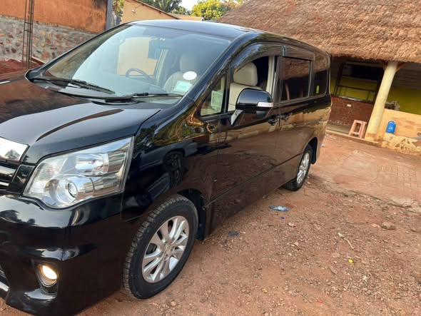 A picture of Toyota noah 2011 in very good condition 33m 0703482288