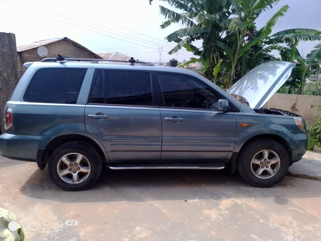 A picture of Honda pilot