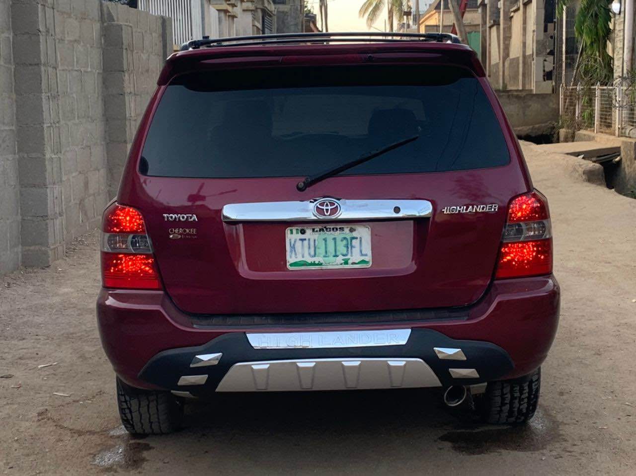 A picture of Toyota highlander on distress 08108649176