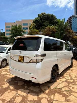 A picture of Toyota Alphald 2010
