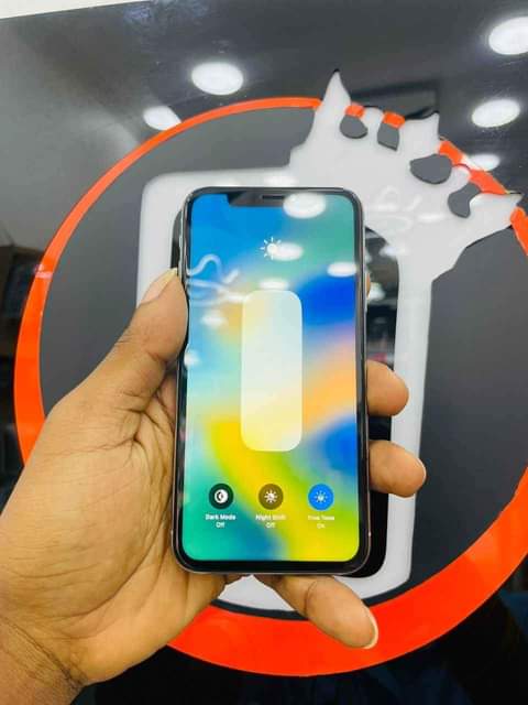 A picture of Iphone X 64gb 320 000