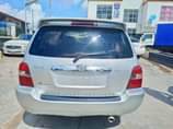 A picture of 2005 Toyota Highlander sound engine smooth transmission AC chilling remote