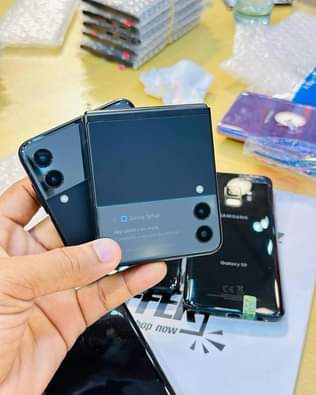 A picture of Z FLIP 3 BRAND NEW