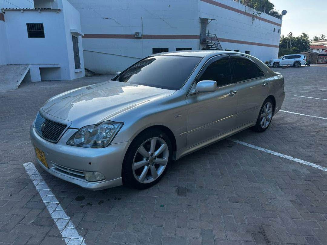 A picture of TOYOTA CROWN