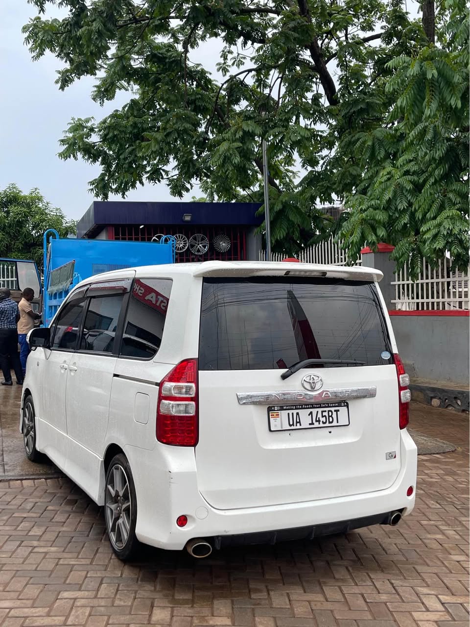 A picture of Toyota Noah 2012 model