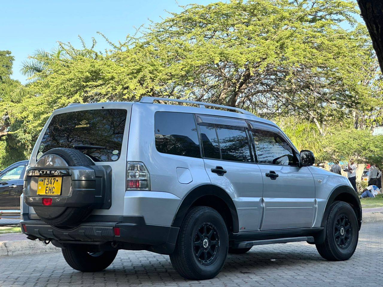 A picture of MISTUBISHI PAJERO NZUR