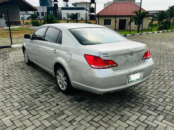 A picture of TOYOTA AVALON LIMITED 2006