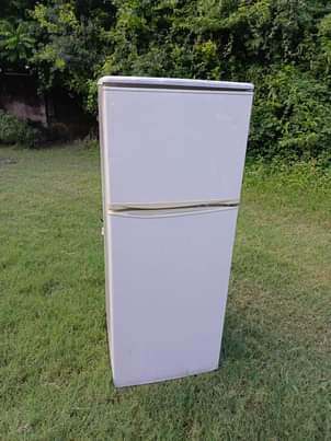 A picture of Samsung fridge double door inagandsha sana na kupoza vzr bei
