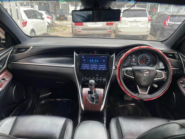 A picture of Toyota Harrier 2015