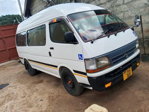 A picture of TOYOTA HIACE DUNGU