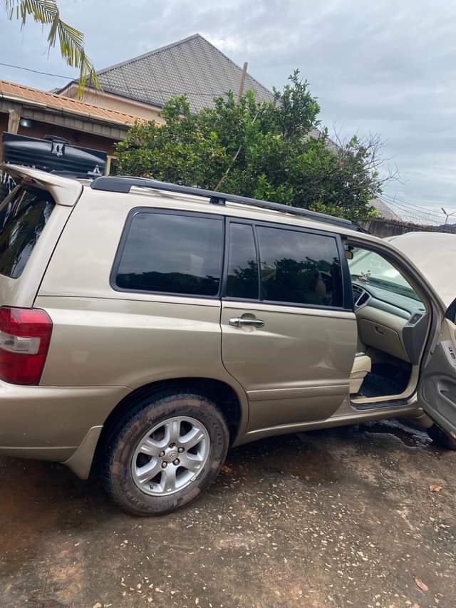 A picture of Well maintained 2005 highlander premium or nothing with all the