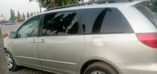 A picture of Toyota sienna 2005 XLE