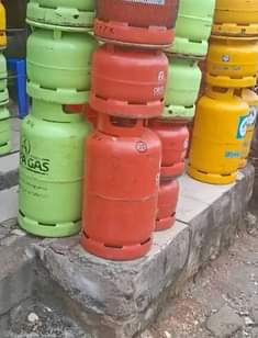 A picture of Feni ya ukutani ya chini mitungi ya gesi mikubwa empty