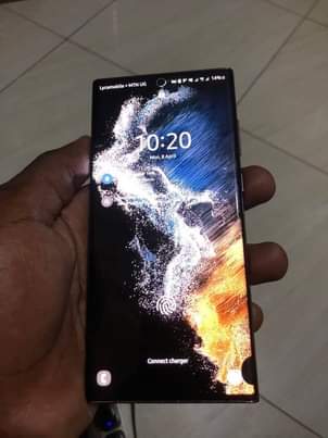 A picture of S22 ultra 5g 256gb with dot