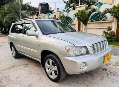 A picture of TOYOTA KLUGER FULL AC FULL DOCUMENTS BEI ...........12.7M GARI BADO