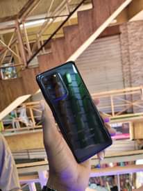 A picture of Samsung galaxy S20ultra 128GB slightly cracked