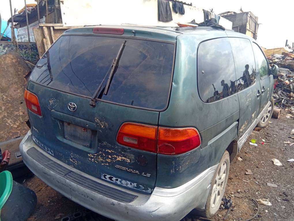 A picture of Toyota Sienna 99model