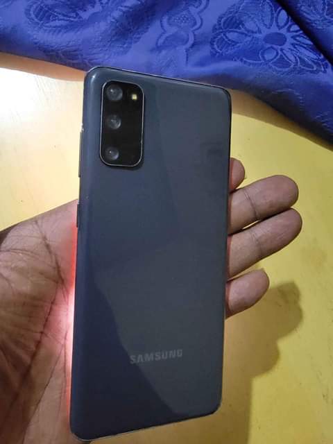 A picture of Samsung s20