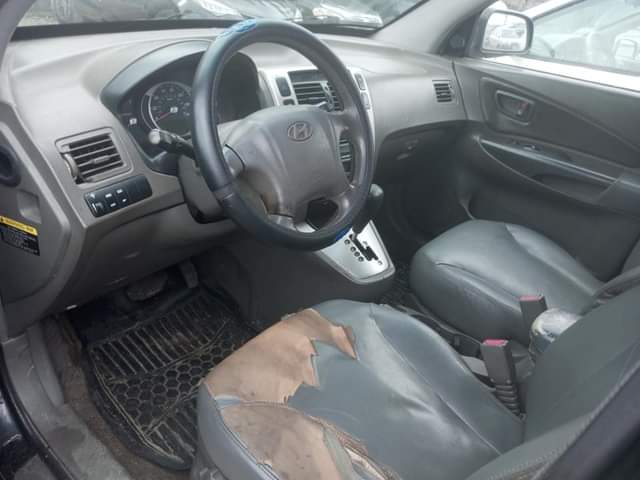 A picture of 2009 model Hyundai Tucson with faulty engine