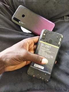 A picture of tecno spark 4 air haina tatizo lolote bei fixed 115k