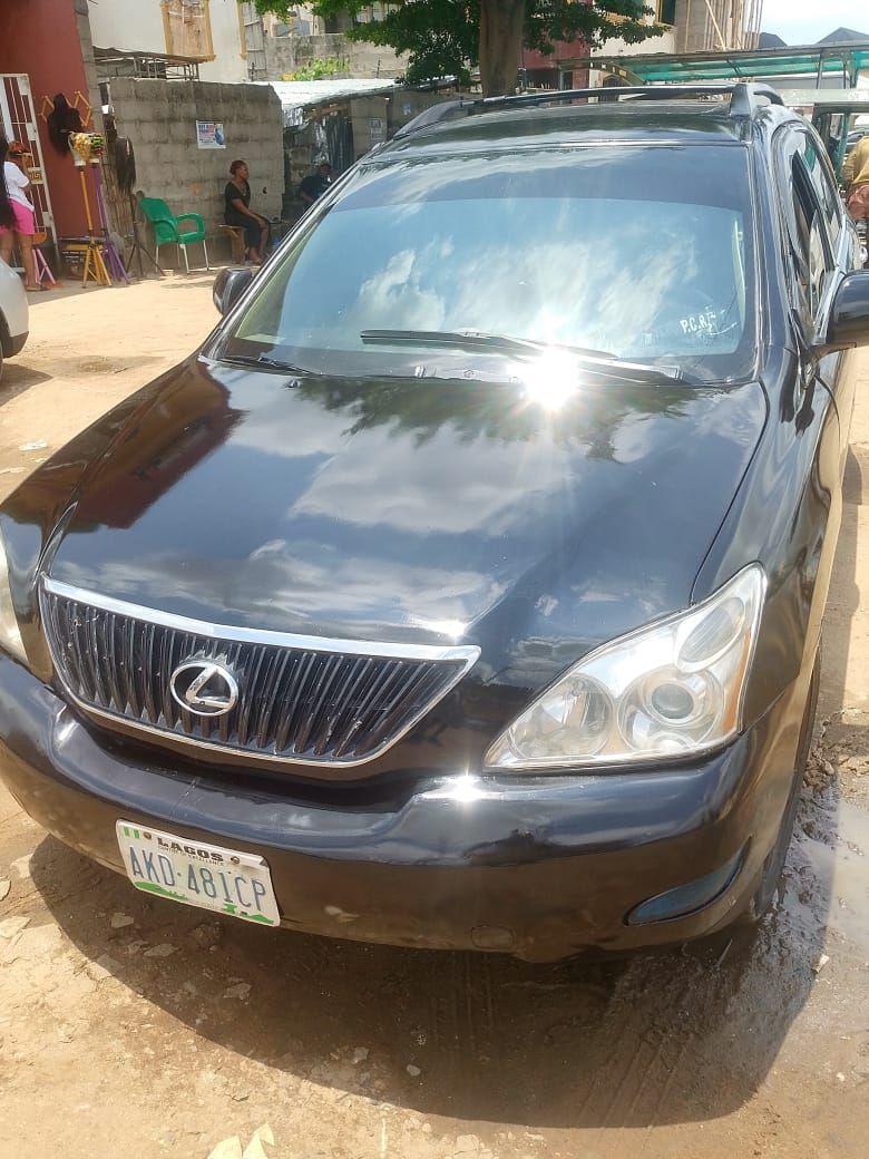 A picture of Lexus 330