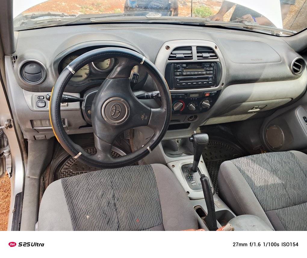 A picture of RAV4 2003 