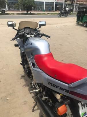 A picture of honda vfr 750