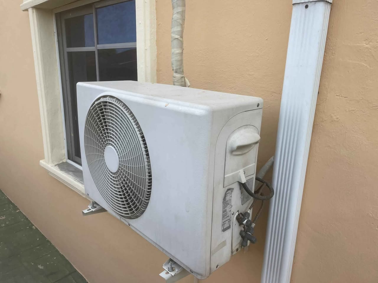 A picture of 1 HP Non Inverter Samsung Ac For Urgent Sale