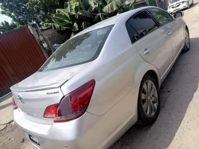 A picture of Toyota Avalon 2008