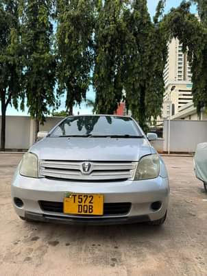A picture of TOYOTA IST 2003