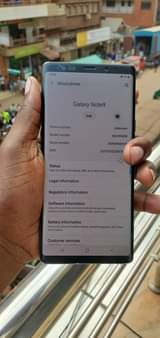 A picture of Samsung note 9 cracked